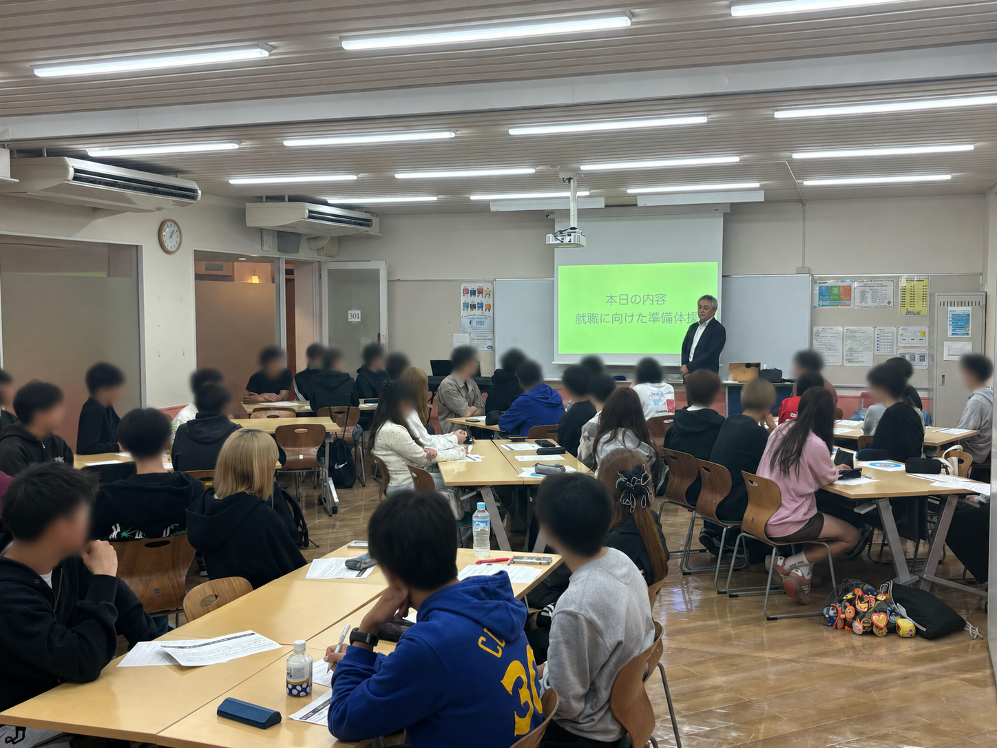 学生向け研修で講師の話を聞く参加者
